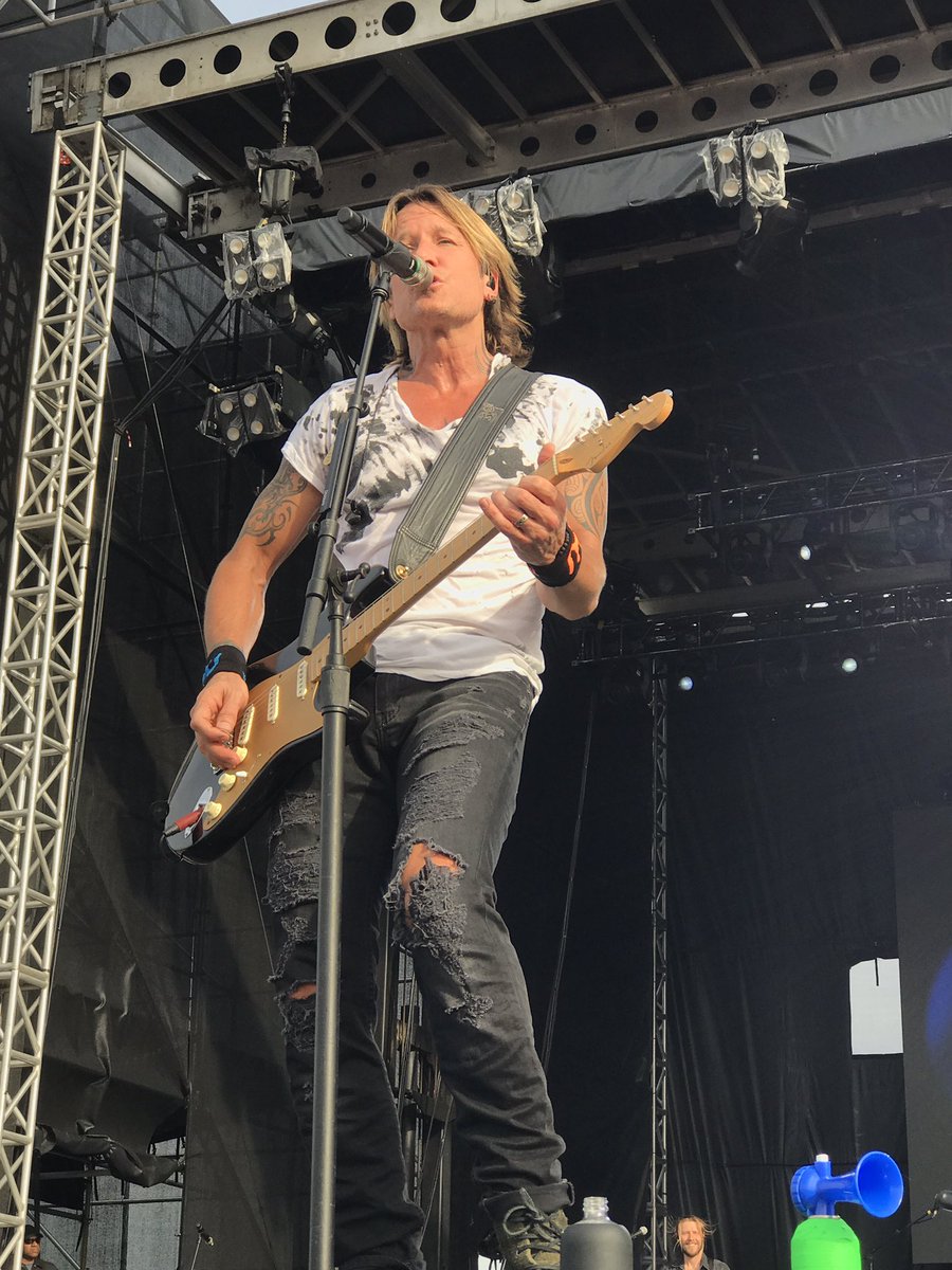 dgm2's tweet photo. @KeithUrban I #HitTheGroundRunnin' to the stage in Indy and it's a #GoodThing I got this close #VoteKeith #SocialSuperStar #CMTawards 🎸🎤 https://t.co/sA8yG7yMOf