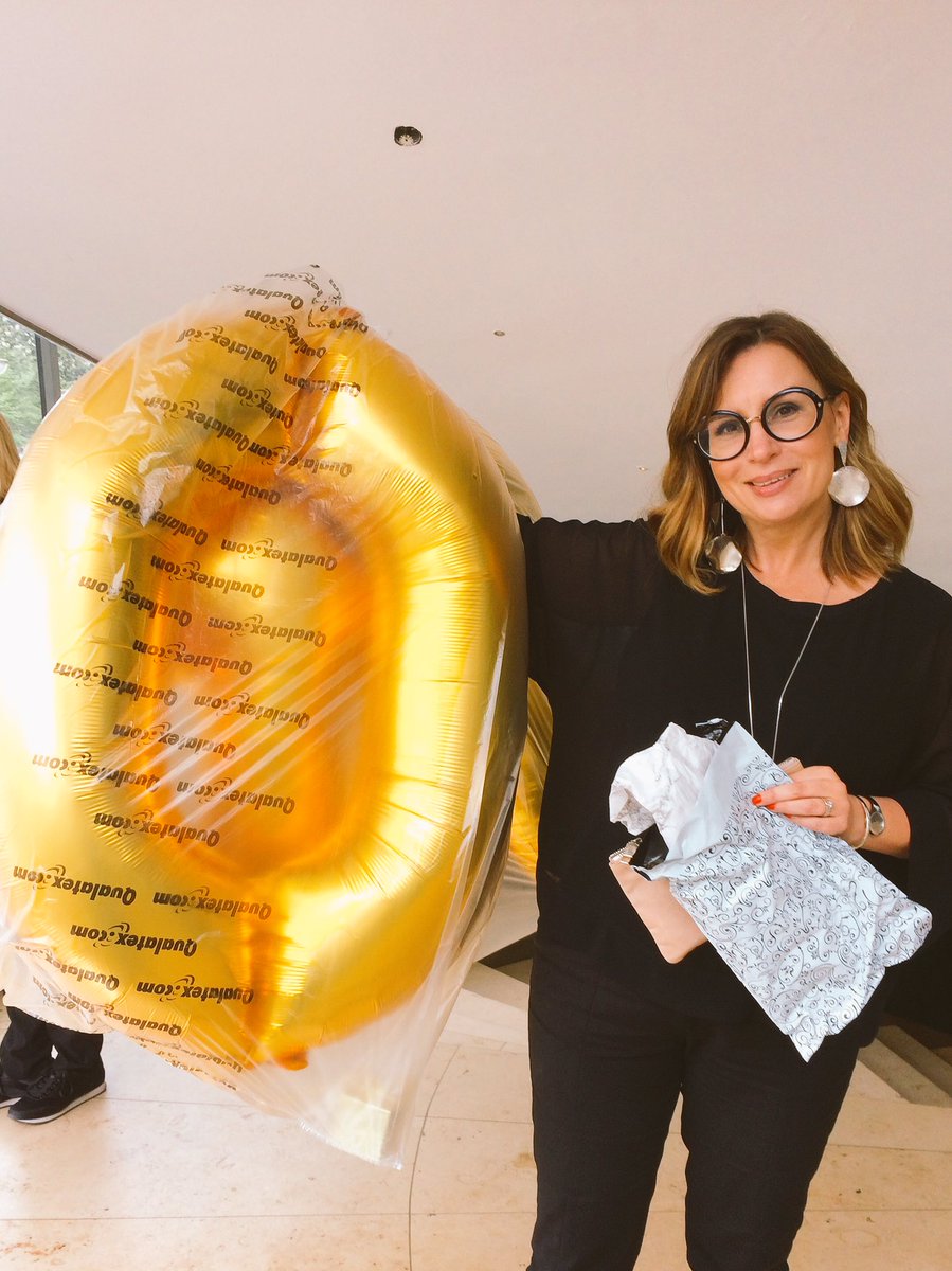 SweContent's tweet photo. Annica Andersson från #pppension preppar med guldballonger! https://t.co/CpZJBxoY1I