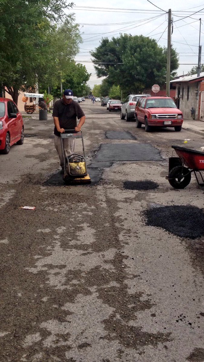 MpioPNegras's tweet photo. Continúan los trabajos de intenso bacheo y rehabilitación de alumbrado público en divsersos sectores de #PiedrasNegras @PURONJOHNSTON https://t.co/YYDOHhnaPr