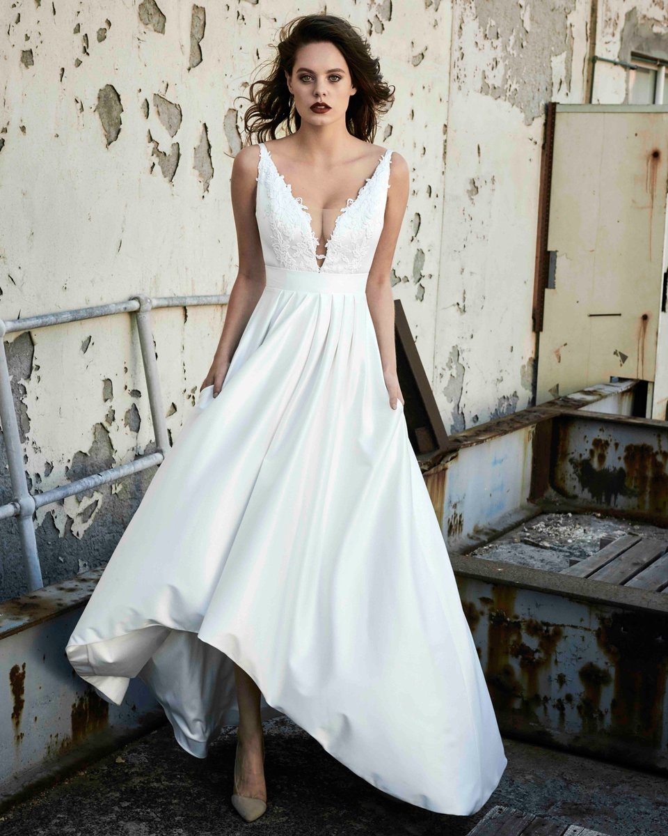 LoveOurWedMag's tweet photo. When you get your hands on the NEW @elbethgillis Mystique Collection 2018 and it's even more stunning than you ever imagined... #wow https://t.co/LNMLJGLW8n