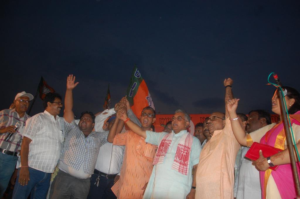 DilipGhoshBJP's tweet image. Addressing a #PublicMeeting at Niamatpur,Kulti(Asansol).650 Karyakartas today joined @BJP4Bengal family. Join BJP for a #ProgressiveBengal