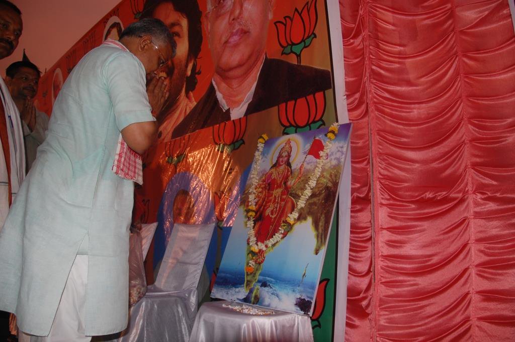 DilipGhoshBJP's tweet image. Addressing a #PublicMeeting at Niamatpur,Kulti(Asansol).650 Karyakartas today joined @BJP4Bengal family. Join BJP for a #ProgressiveBengal