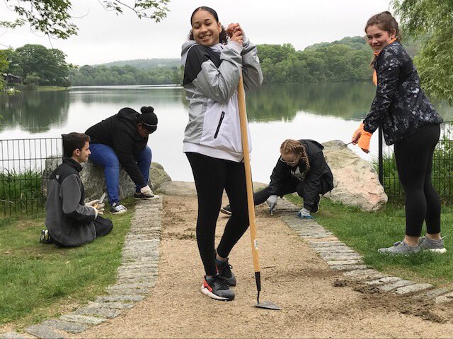 MatignonHS's tweet photo. Great day at Spy Pond Park for #MatignonServiceDay cleaning up & beautifying for the residents of @ArlingtonPatch #WarriorService @CSOboston https://t.co/WlAMFAfRLr