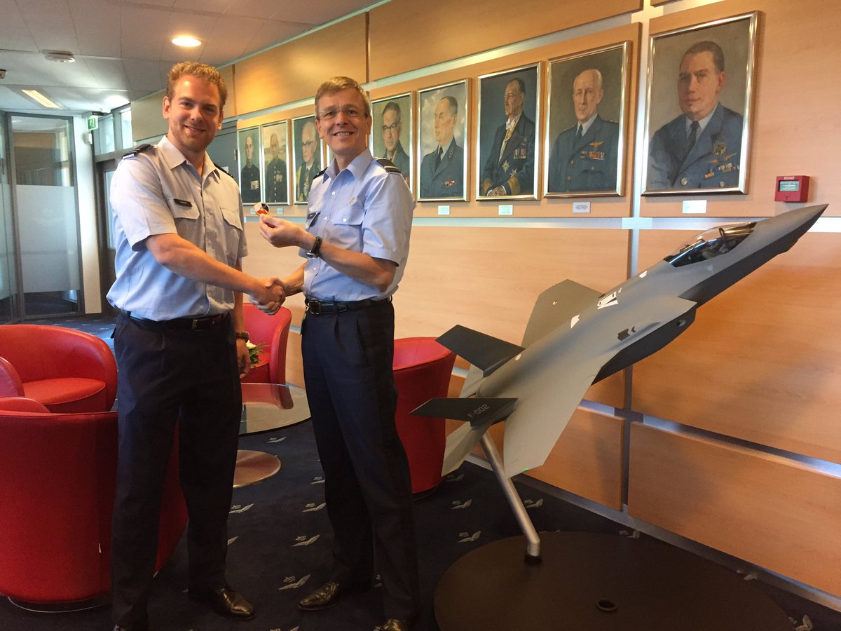 LtGenbdVerbeek's tweet photo. Na eerder Ronald, Nick en Tom, nu Matthijs en Mark de welverdiende DMI-coin uitgereikt, 5th gen Techniek @CLSK_JT @Kon_Luchtmacht https://t.co/9Rup65AnDC