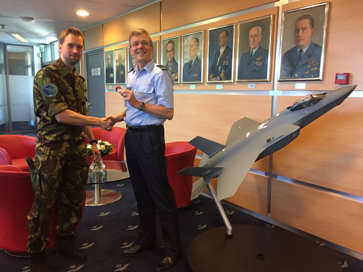 LtGenbdVerbeek's tweet photo. Na eerder Ronald, Nick en Tom, nu Matthijs en Mark de welverdiende DMI-coin uitgereikt, 5th gen Techniek @CLSK_JT @Kon_Luchtmacht https://t.co/9Rup65AnDC