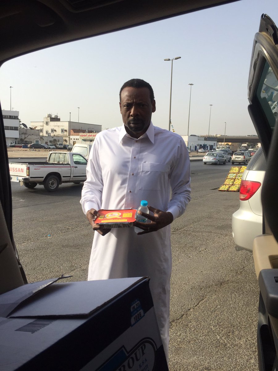 Jomhor_Alommah's tweet photo. قام اليوم الخامس من رمضان الزميل #ناصر_الطميحي عضو #قروب_جمهور_الامة بتوزيع وجبات افطار صائم التي تكفل بها الزميل #محمد_البكيري @bukairy https://t.co/G5mCPMPwYM