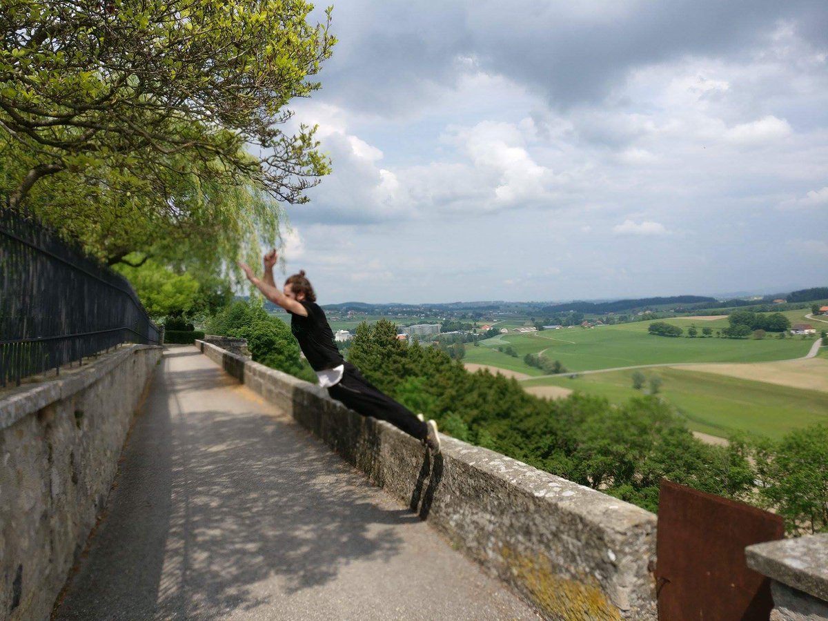 SuisseMoi's tweet photo. Défi de la journée #parkour avec #FéliDmouvement, une activité que tu peux aussi essayer via dzin.ch #fribourgregion #dzin ici à #romont https://t.co/jkkkz7spNT