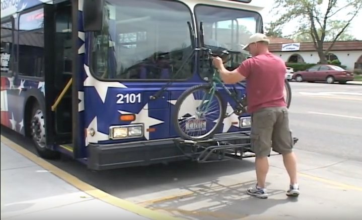 TRUsustain's tweet photo. Hills on your cycling route? No problem! Here's how to safely secure your bike on city buses. https://t.co/NOzSK4ebzW #BTWWBC #myTRU https://t.co/aP5GyvXCBc