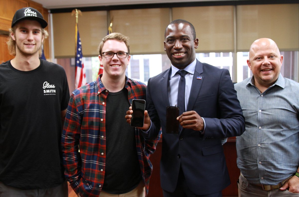 LevarStoney's tweet photo. My phone is no longer broken! Thanks to @GlassSmith and their amazing device repair services. Keep up the great work! #1RVA https://t.co/i1SeH9iXrI