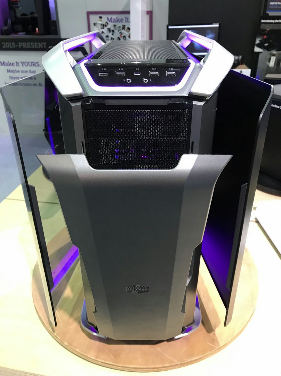 coolermasterfr's tweet image. Retour en force pour le #Cosmos avec du verre trempé incurvé, du RGB ou encore un plateau pour carte mère réversible ! #Computex2017