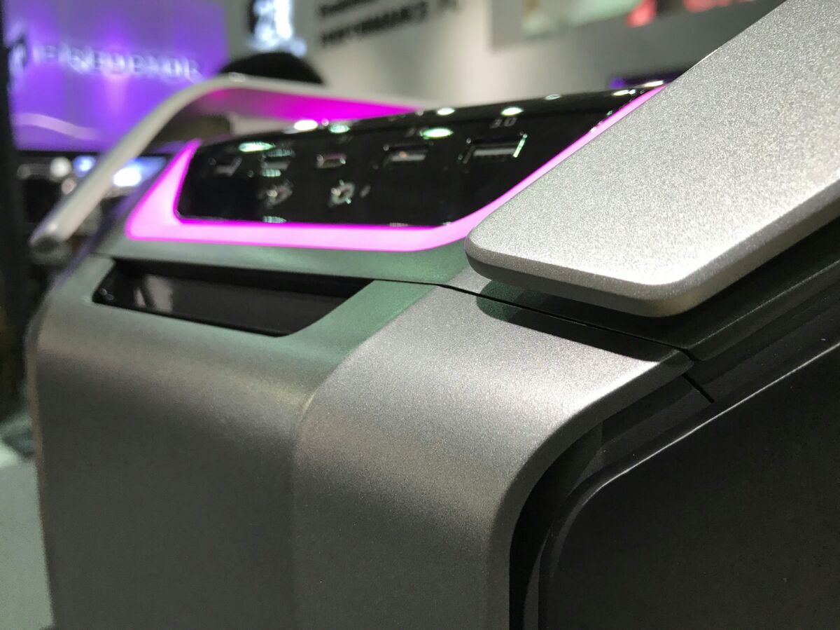 coolermasterfr's tweet image. Retour en force pour le #Cosmos avec du verre trempé incurvé, du RGB ou encore un plateau pour carte mère réversible ! #Computex2017