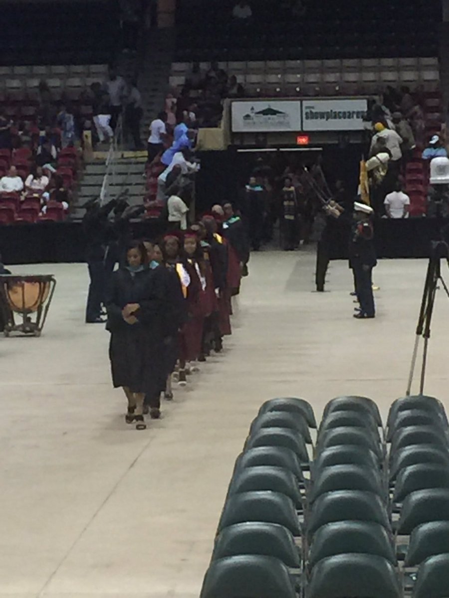 Melissa90908196's tweet photo. 🎓Introducing The Newest Members of The Fairmont Heights Alumni Assocation! Six Million Scholarship Dollars! Great job Principal Walker!🎓 https://t.co/0Ttt8qrwXR