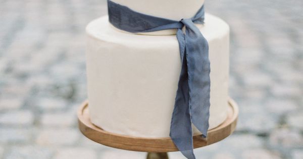 Just Pinned to Wedding Cakes &amp; Desserts: Elegant ribbon tied wedding cake: ift.tt/1lgpGHW | Photography:… ift.tt/2rEkm8i