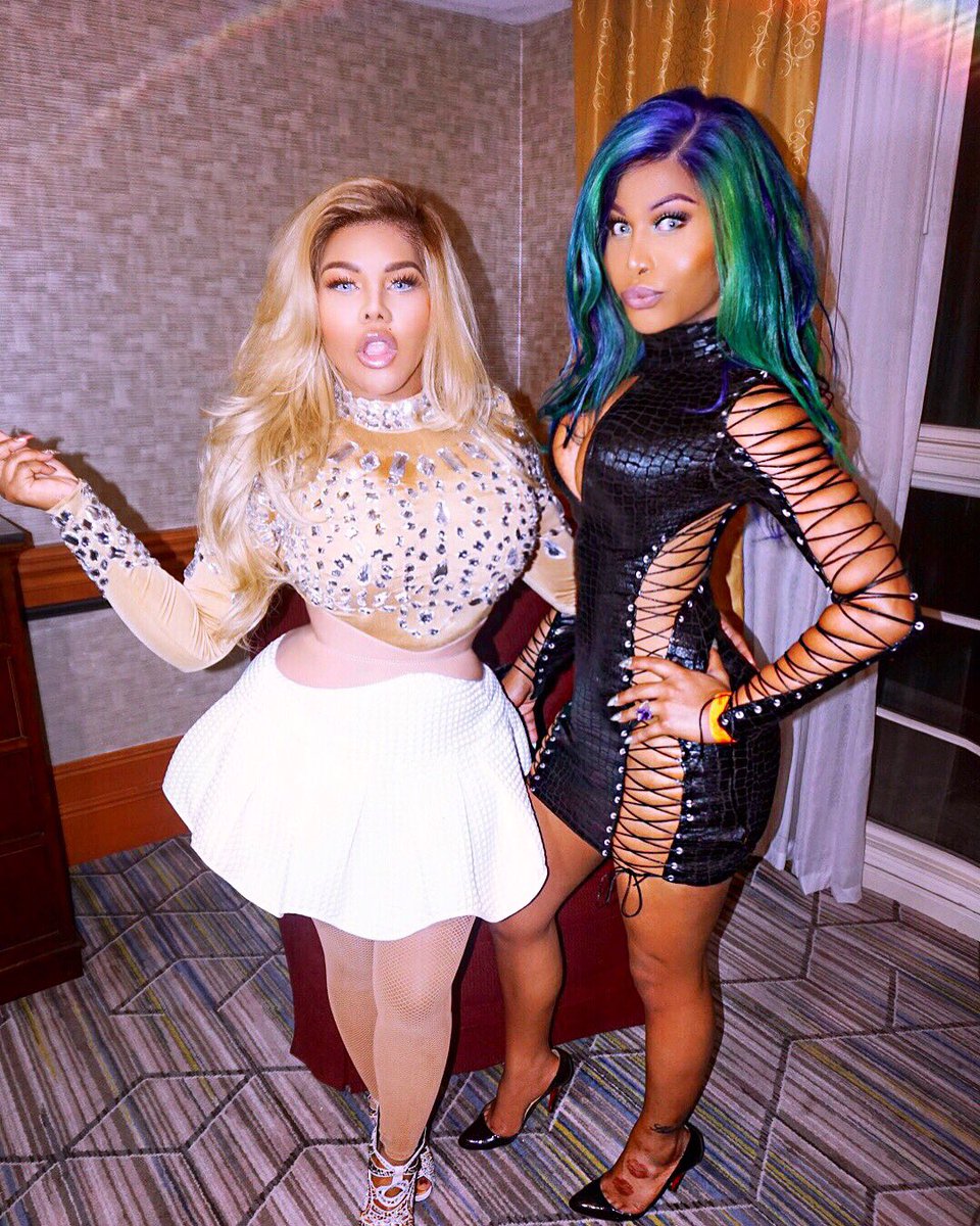 TheShaunaBrooks's tweet photo. #wcw #MyIdol @LilKim #queenOfRap Like #Muva like #Daughter 💜🐝💜🐝💜
#LilKim #ShaunaBrooks #Actress #Transgender #PowerOfTheLash #DoWut https://t.co/F9ky5T8ZpZ