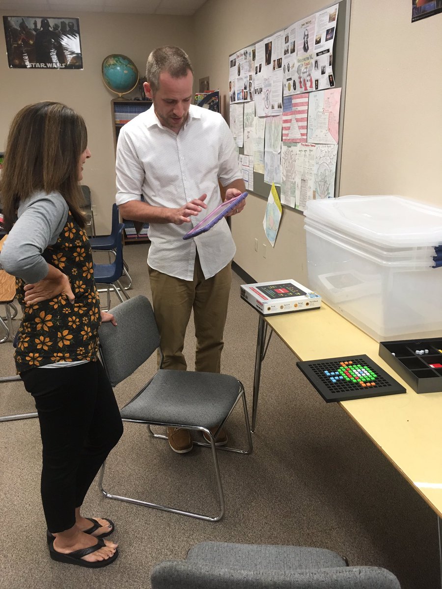 Making video game characters using Bloxels! Thanks, presenter Matt Vilander! #weldre4