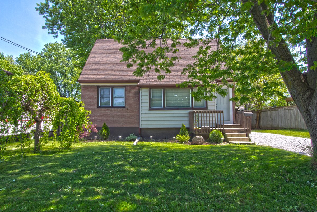 RealEstateNF's tweet photo. #FrankieGrottola #RealEstateNiagara #OpenHouse Sunday 2-4pm June 4th, 2017 
5542 ROYAL MANOR DRIVE NIAGARA FALLS ON ASKING $269,900.00 https://t.co/W4uROq03yH