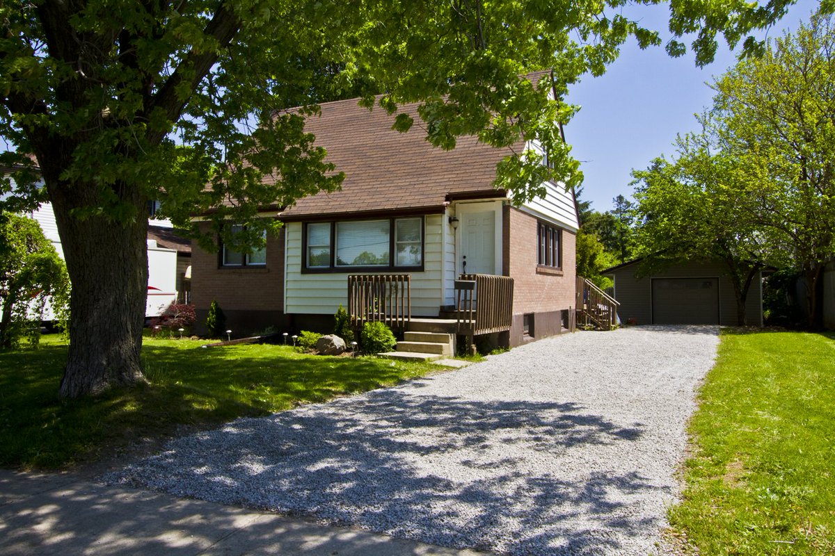 RealEstateNF's tweet photo. #FrankieGrottola #RealEstateNiagara #OpenHouse Sunday 2-4pm June 4th, 2017 
5542 ROYAL MANOR DRIVE NIAGARA FALLS ON ASKING $269,900.00 https://t.co/W4uROq03yH
