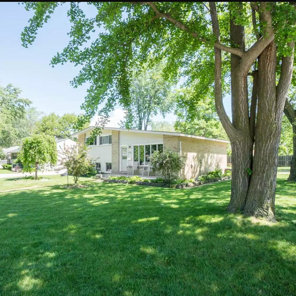 New listing in South Windsor! Open House this Sun from 12-2. #RealEstate #YQG 

dangemus.com/listings/3398-…