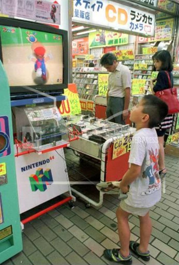 Nintendo Memories That Moment When A Japanese Kid Discovers A Video Game Masterpiece On A Wednesday Afternoon In August 96 Akihabara N64 T Co Mbcilwura4