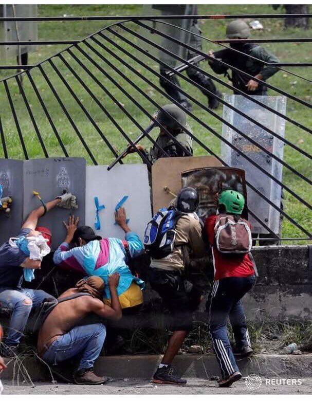 hcapriles's tweet photo. Hoy #31May en Caracas! La "paz" y "diálogo" de @nicolasmaduro #SesiónOEA @Almagro_OEA2015 @OEA_oficial https://t.co/KnjqPN6HOC