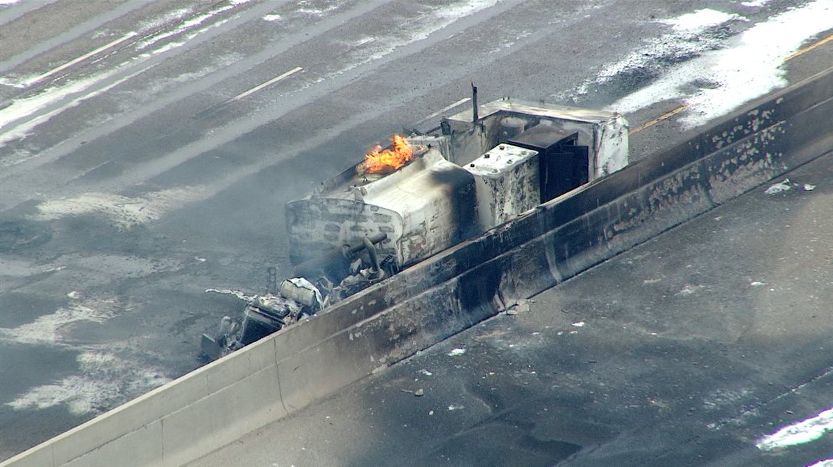 DoughertyKMGH's tweet photo. PICS: @ColoradoDOT says that there are THREE lanes of SOUTHBOUND I-25 open through the Tech Center, but NORTHBOUND is still CLOSED. https://t.co/6IFY8gpQu9