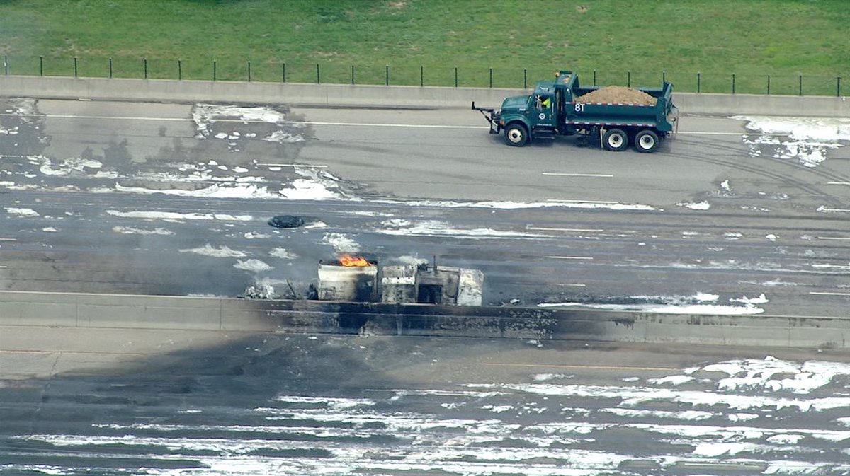 DoughertyKMGH's tweet photo. PICS: @ColoradoDOT says that there are THREE lanes of SOUTHBOUND I-25 open through the Tech Center, but NORTHBOUND is still CLOSED. https://t.co/6IFY8gpQu9