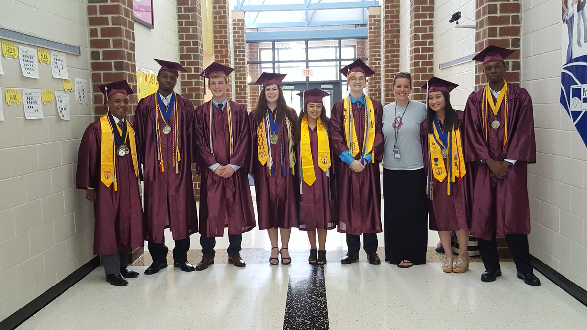 NMcCarthy101's tweet photo. Took some amazing members of @SJHS2017 to Victory Elementary to meet a group of 5th graders! ♡ our raiders! https://t.co/cFoCBE7MEE