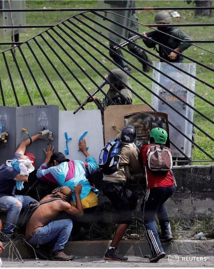 noeliaizarza's tweet photo. . @Almagro_OEA2015 
Mira como la #GNB de @NicolasMaduro y @DrodriguezVen asesinan jóvenes venezolanos #SesionOEA https://t.co/HI3vAtT76A