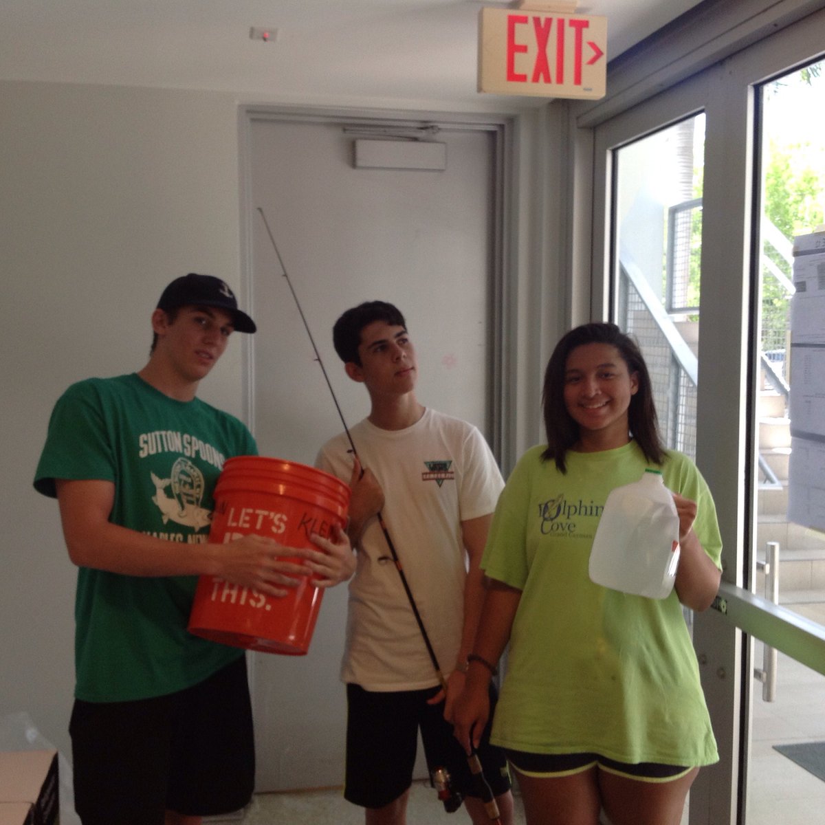 ScienceDept_CIS's tweet photo. Senior's Fun Day. Survival Relay and Blindfolded Pictionary #CountDownToGraduation #CISinspires #issedu https://t.co/2Rb6MaHIId