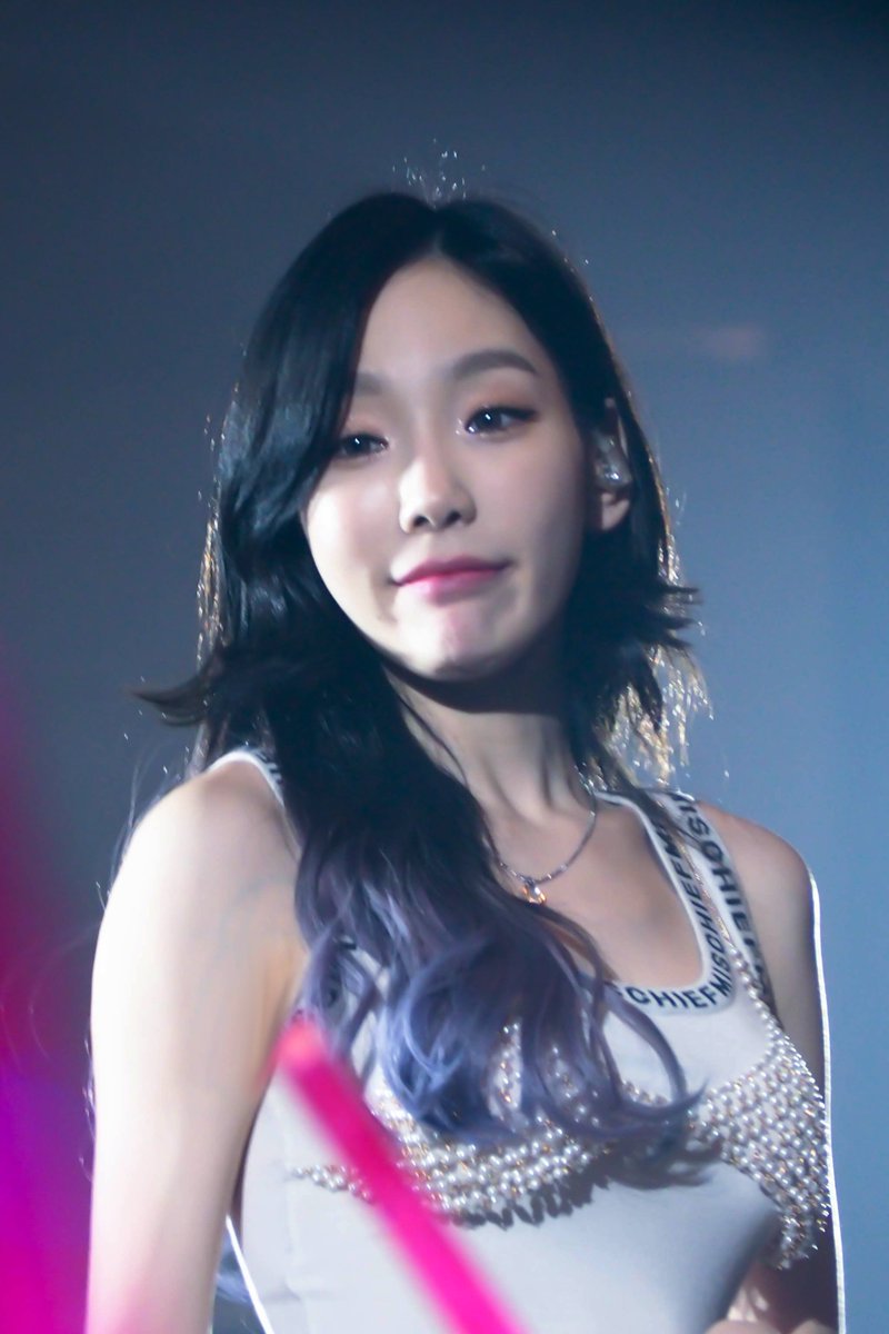 [PIC][27-05-2017]TaeYeon khởi hành đi Thái Lan để tham gia Concert - "PERSONA in BANGKOK" vào chiều nay - Page 5 DBLB0lkV0AIn6nd