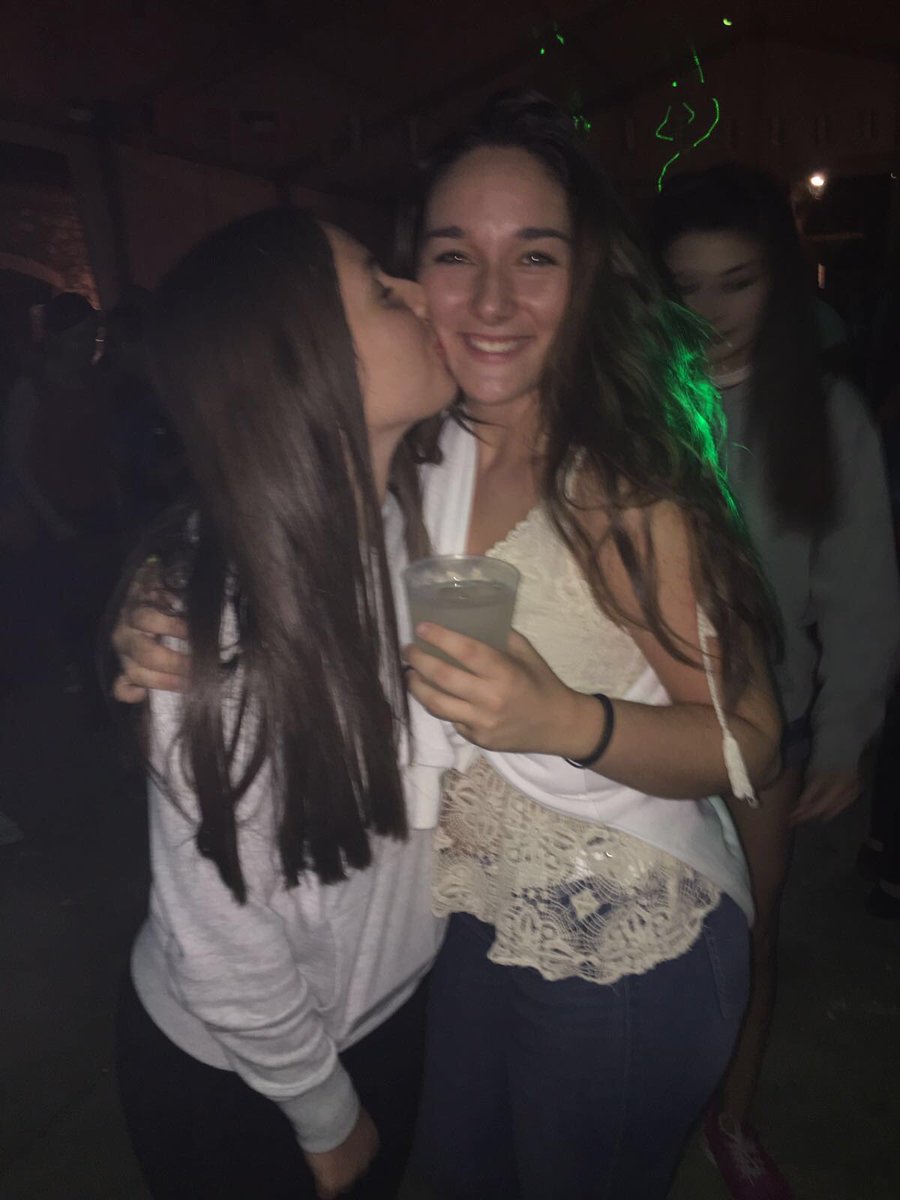 alecamposcaro's tweet photo. Tercer año felicitándote y que sean muchos más! Felices 20 Martita, no nos queda nada para la mejor semana del año ❤️❤️❤️ https://t.co/lJBPzUwDJA