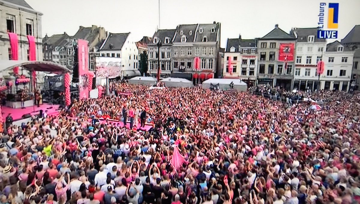 JPToonen's tweet photo. Massaal uitgelopen voor Tom Dumoulin. #Giro2017 #tomdumoulin #maastricht #L1TV #huldiging https://t.co/mGwbCfdDvS