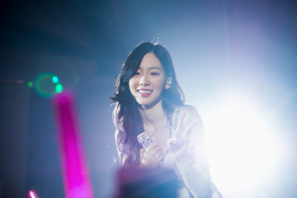 [PIC][27-05-2017]TaeYeon khởi hành đi Thái Lan để tham gia Concert - "PERSONA in BANGKOK" vào chiều nay - Page 5 DBLBupkUQAAV2qu