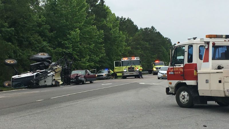 wectnews's tweet image. NEW DETAILS: Tractor carrying liquid nitrogen overturns in Brunswick County crash. buff.ly/2rF4AtJ #brunsco