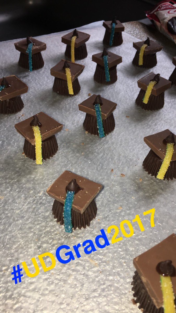 BlueHenMarisa's tweet photo. Graduation party prep #UDGrad2017 #BlueHensForever 🎓💙💛 https://t.co/Av2Tnf8n3a