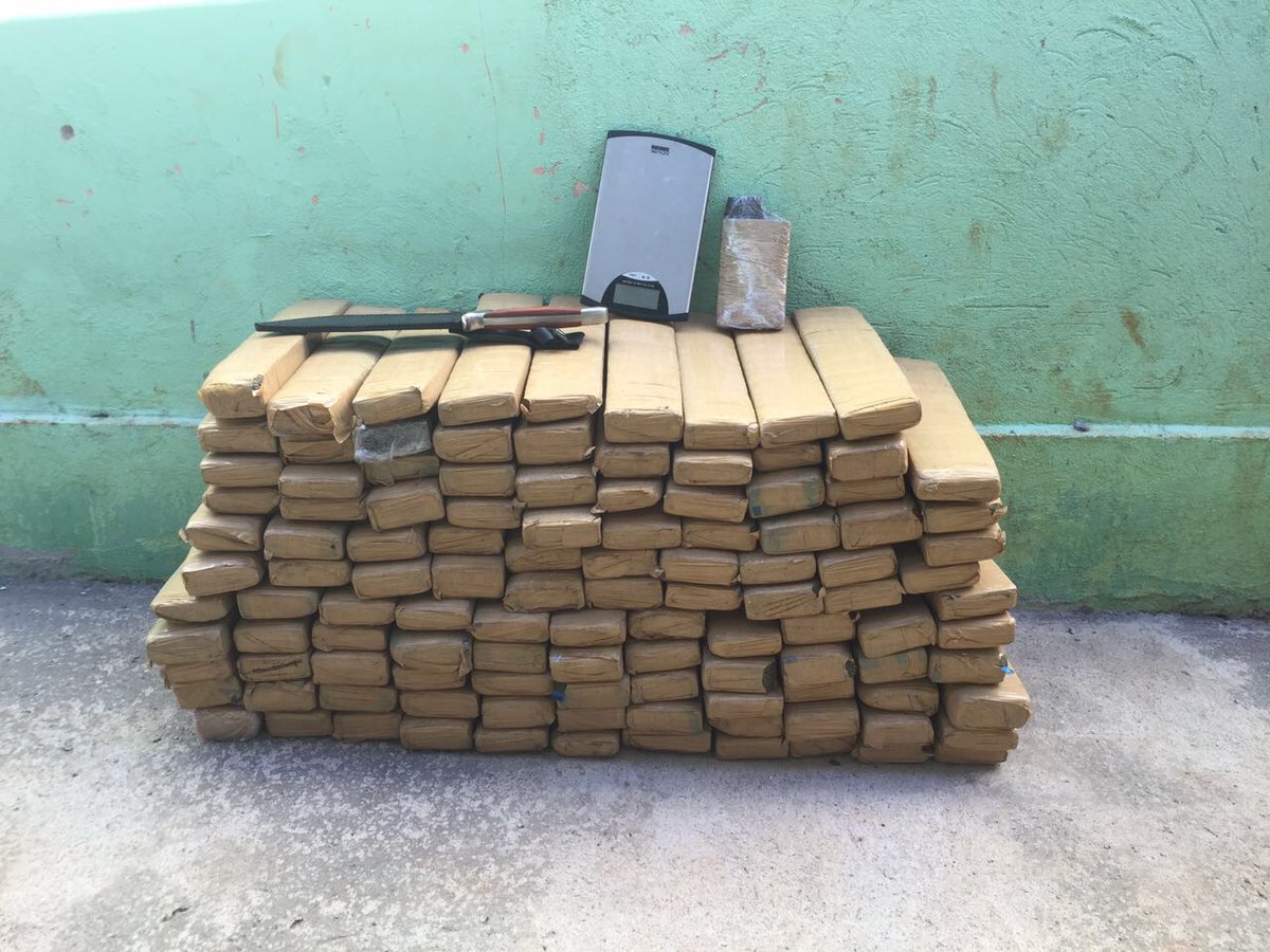 jornal_opopular's tweet photo. Três pessoas são presas com 100 kg de maconha e contrabando em Aparecida. https://t.co/tTWtAK9cBL #Graer #Segurança https://t.co/YXbRa7mXQL