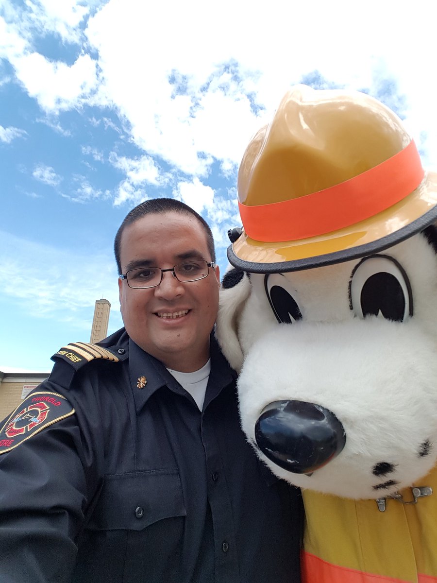 FireChiefSeth's tweet photo. "Swing Into Summer Safety" campaign kick off. Great program. Energetic staff and students. @FMPFSC @BlueJays @dsbn @RSSRaptors #ThoroldFES https://t.co/1owdXporu2