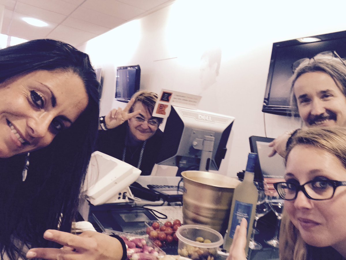 jenni_achilli's tweet photo. Départ d Elo !!! Bonne route 😊⭐️ma belle 💫!!!! @elodiieS 🍸🎁....#magenta#lesecteurquidechire# https://t.co/0UDQWvCkQC