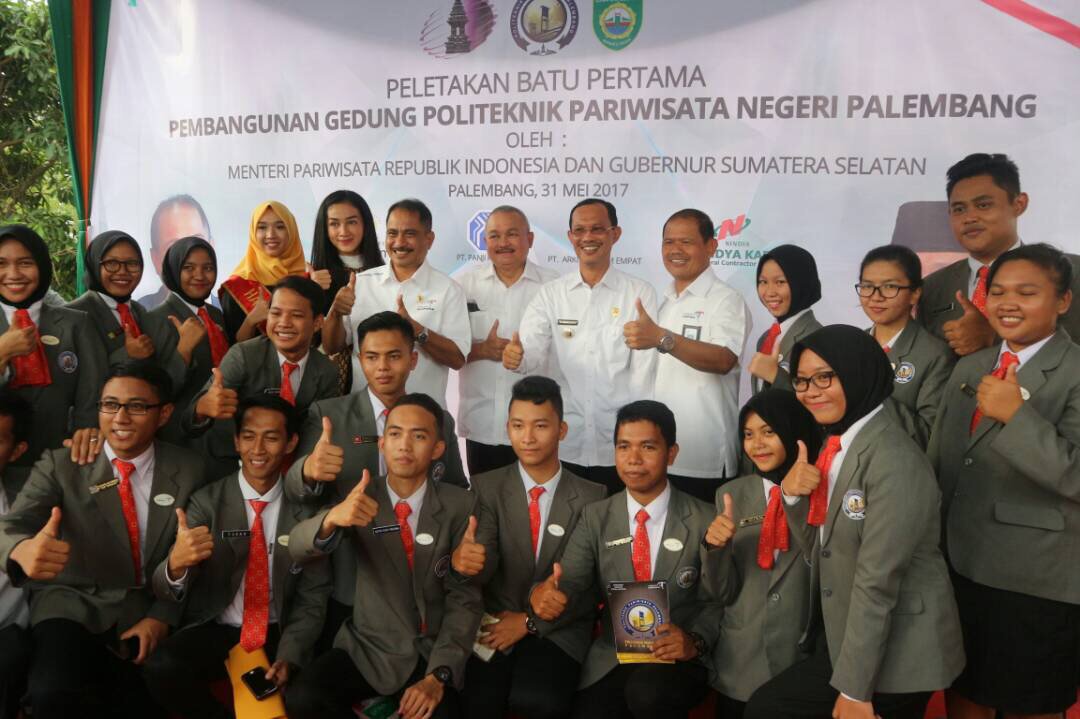 DifaRH's tweet photo. Peletakkan batu pertama peresmian POLTEKPAR Palembang di Jakabaring 😍 #kampusbarupoltekpar https://t.co/yMf3a5Jo3L