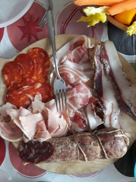 ELecchini's tweet photo. Per cena prodotti @UmbriaTourism @turismomarche delle aziende e produttori colpiti dal sisma, una goduria https://t.co/vpuju9Ns7g
