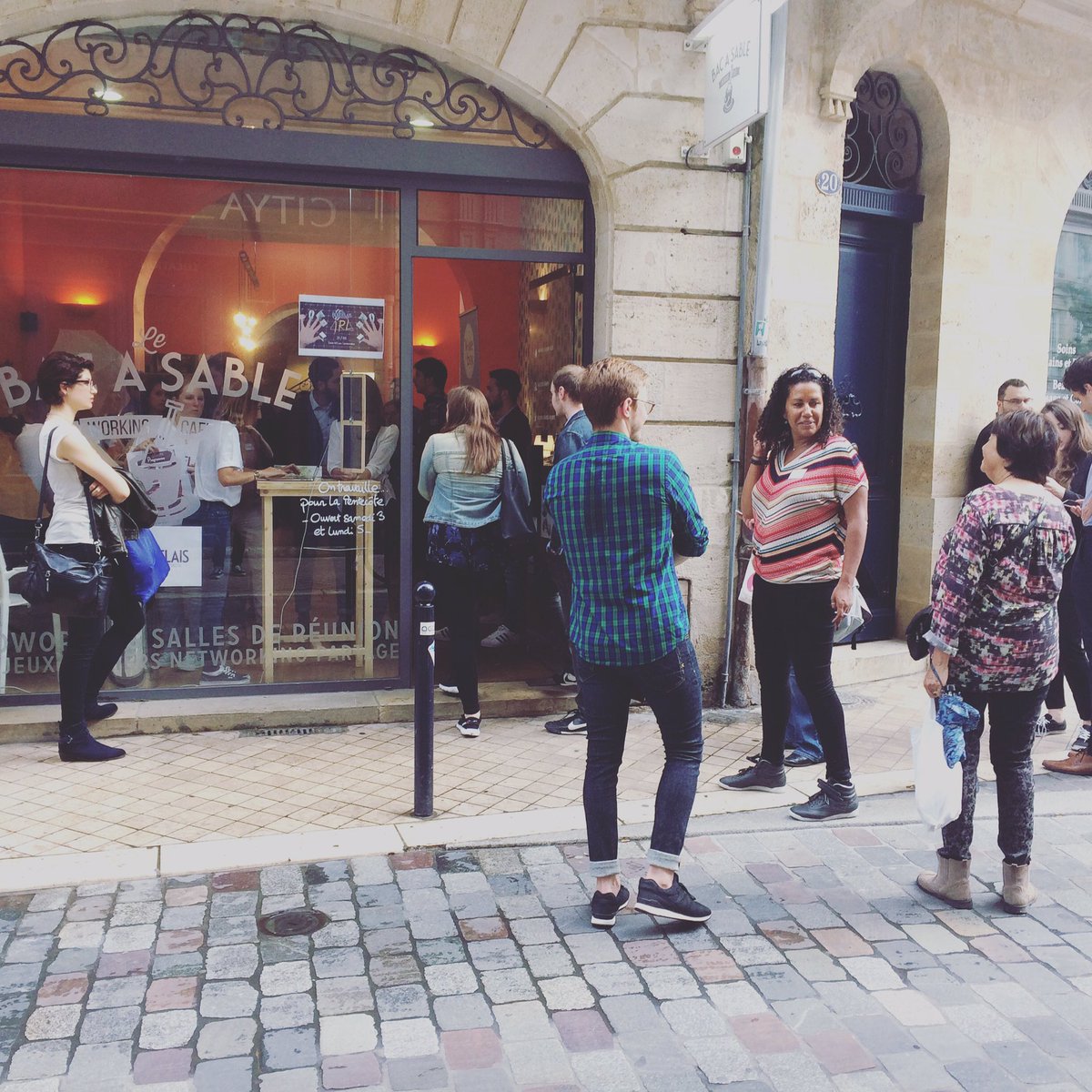CinquiemdeCouv's tweet photo. À bon port @bacasablecafe avec @LesBordelaisFR https://t.co/ijTtffuxFc