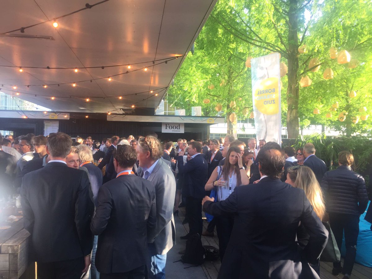 Het is weer lekker druk op de NVM funda borrel op Standzuid. Elk jaar opnieuw een succes.