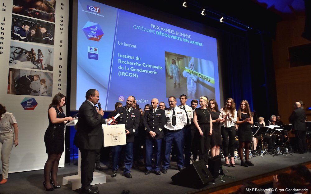 Gendarmerie's tweet photo. #PAJ2017 🏆 Remise du #PrixArméesJeunesse catégorie "découverte des armées" à l'#IRCGN pr le programme scientifique "Experts à l'école"🔬 #CAJ https://t.co/9of2AghzGE