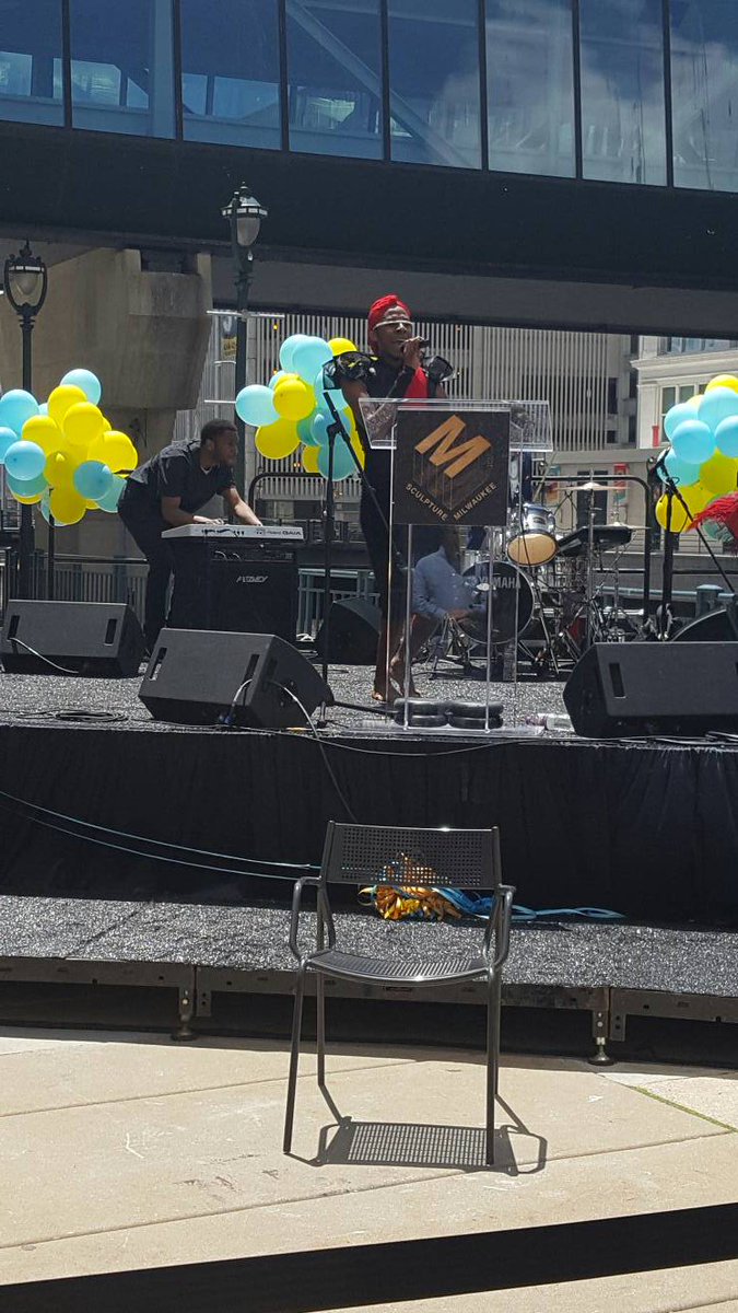 You know @TheOfficialLex is rocking this ribbon cutting #sculpturemke
