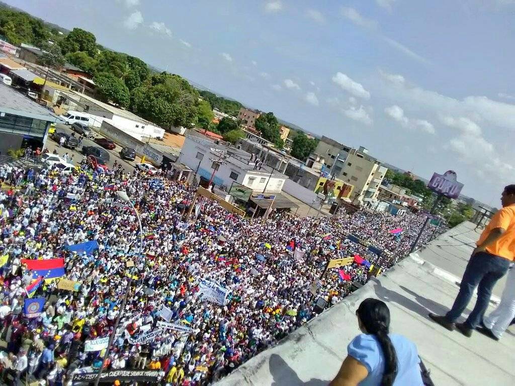 Vicjhon2's tweet photo. Marcha estudiante UDO Cd Bolívar av 17 diciembre https://t.co/ZuyVkF9WR3