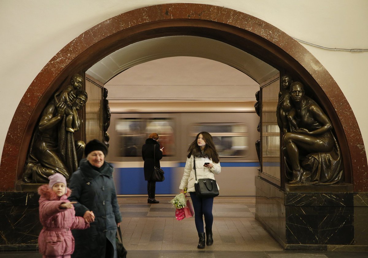 TheAtlPhoto's tweet photo. Scenes From the Moscow Metro - 24 underground images from @reuterspictures photographers: https://t.co/FUFctW4xZr https://t.co/9rCPrglb9C