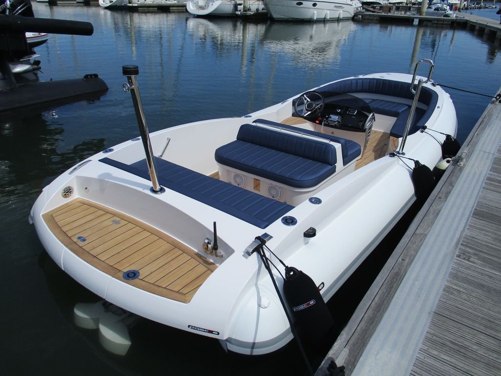 Another 6.2m DT recently delivered to her mothership a 49m Feadship. 

#feadship #yacht #tender #delivery #motoryacht #rib