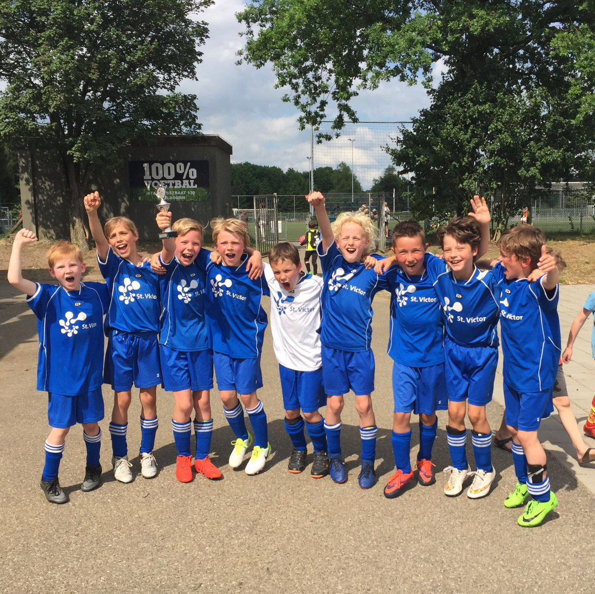 Groep 5b is #kampioen geworden tijdens het #schoolvoetbaltoernooi 
#toppers #trots #sportief