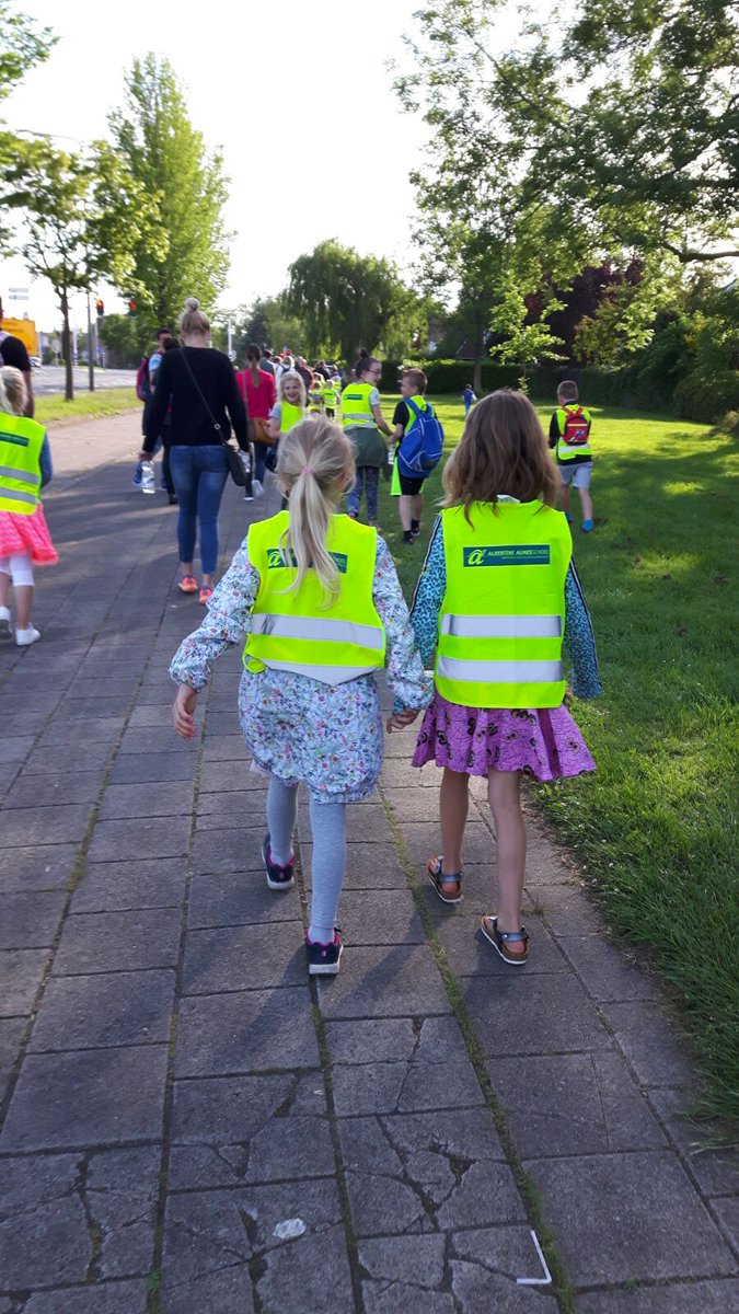 Hand in hand kameraden <a href="/AAplein/">A. Agnesschool</a> #avondvierdaagse