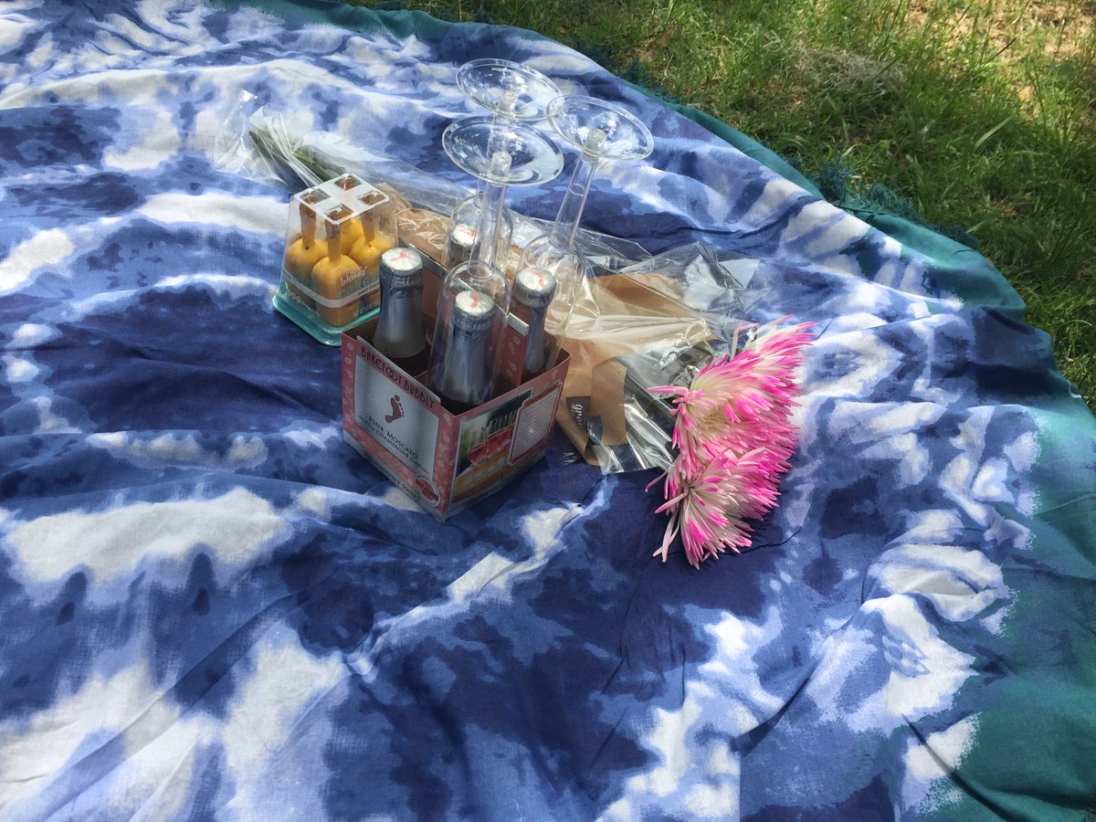 darbystatz's tweet photo. Cute little picnic spread. https://t.co/GHBoCHChfp